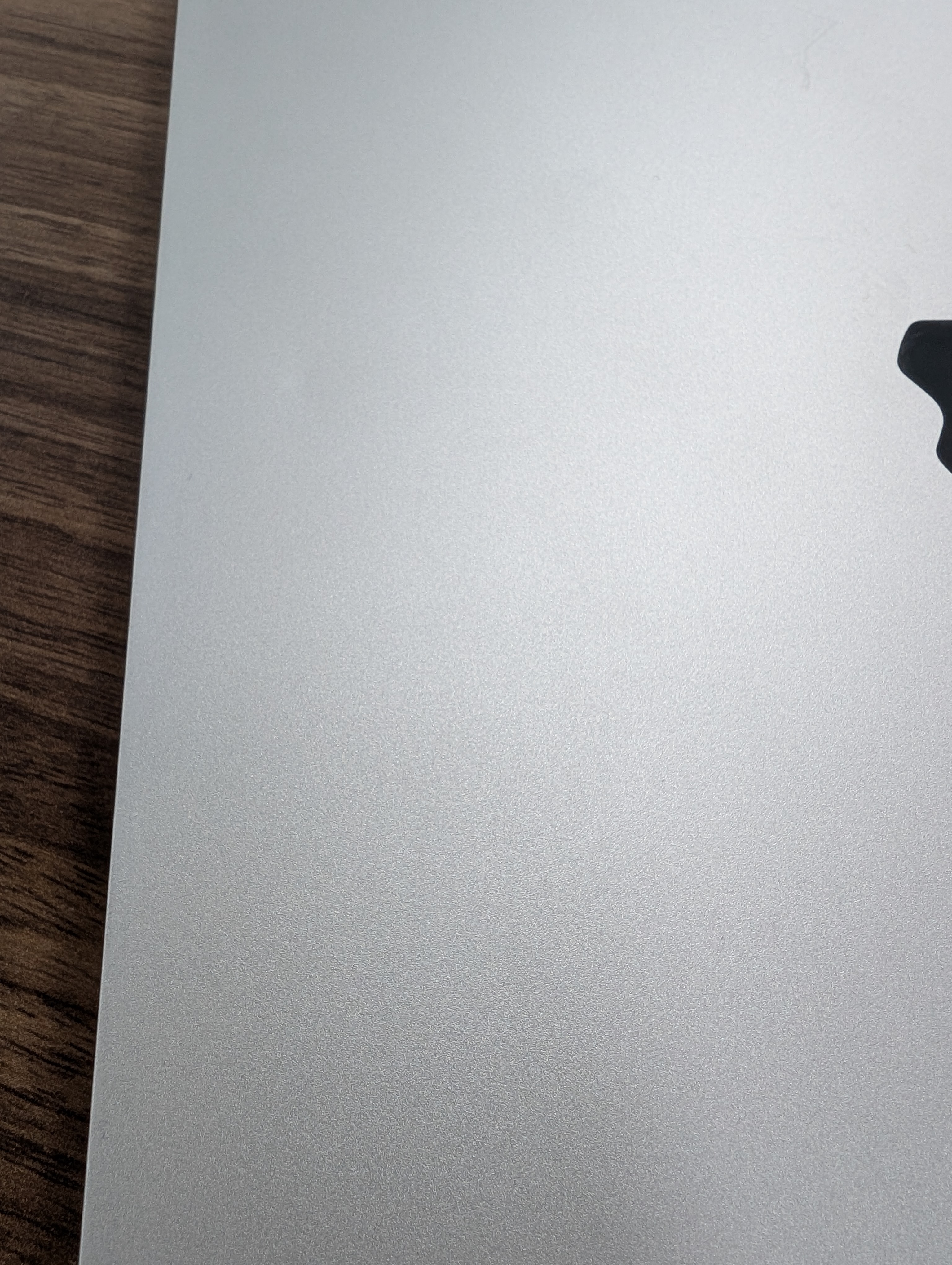 Un zoom sur le capot pour montrer un très léger renfoncement