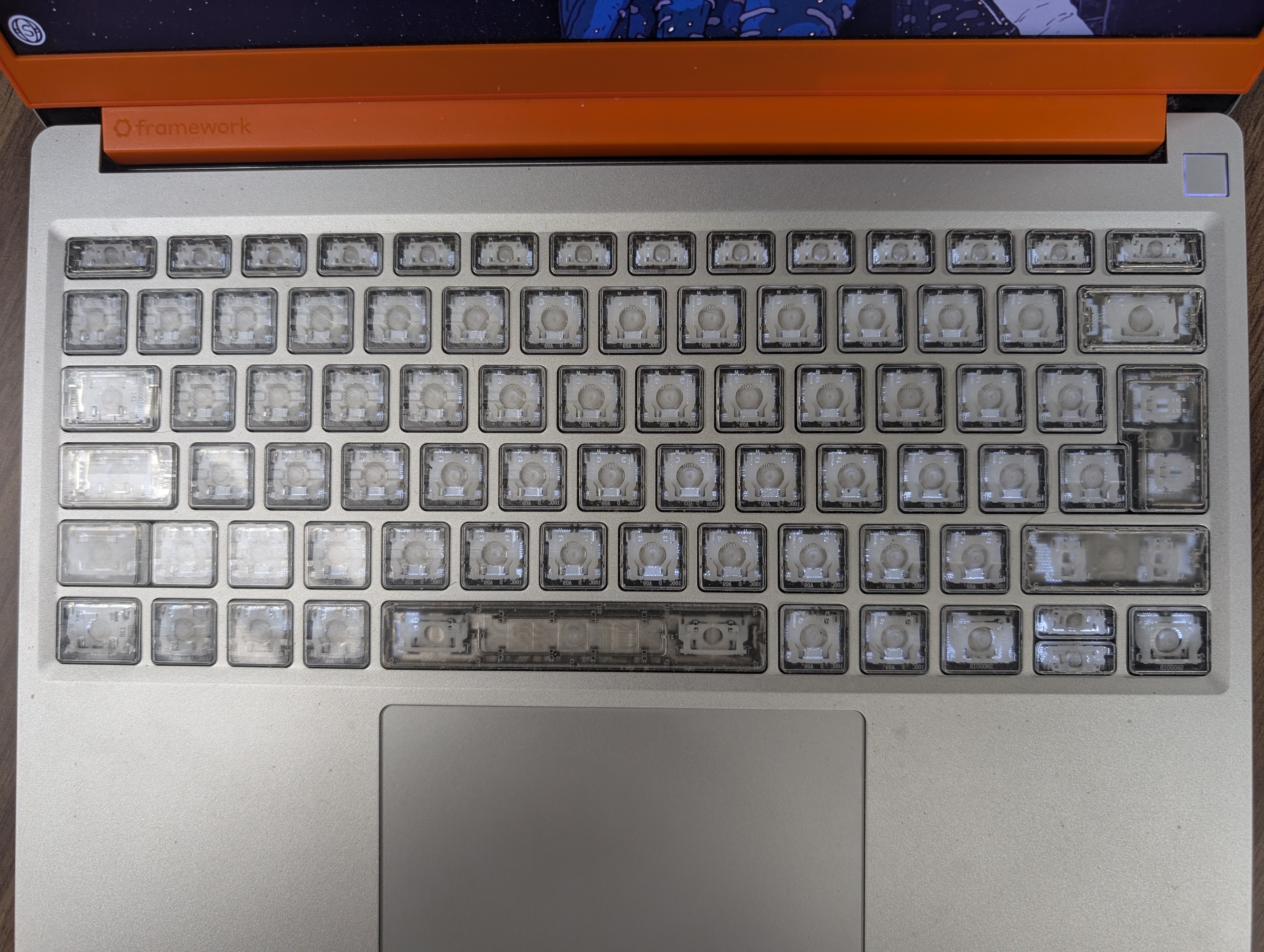 Une photo du clavier « clear » et du trackpad