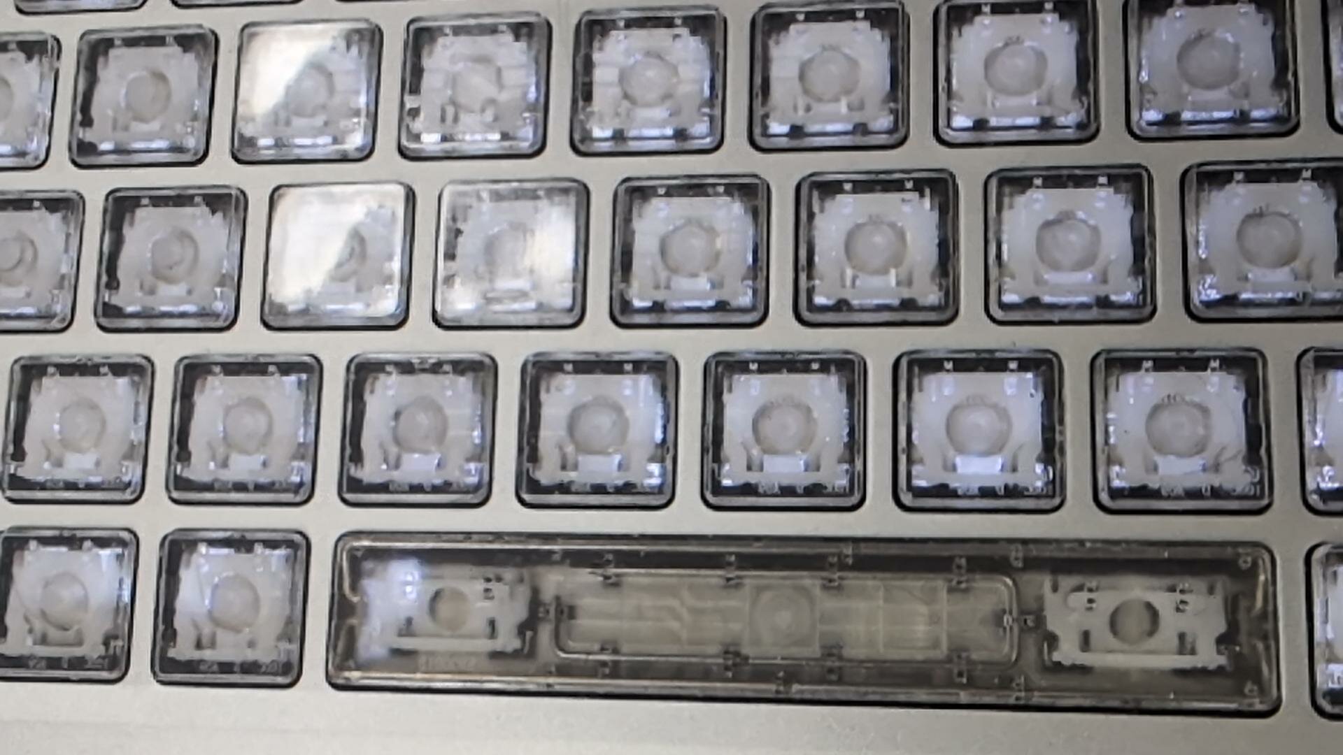 Une photo zoomée du clavier, en faisant attention, on peut voir des poils sous certaines touches comme la barre d’espace